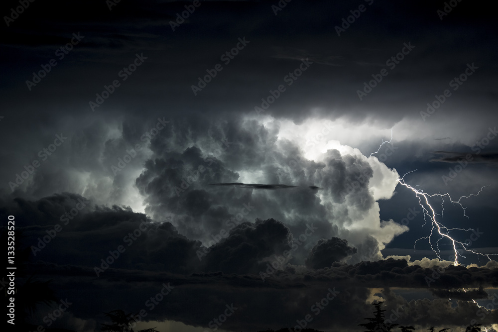 Fototapeta premium Fulmine tra le nuvole