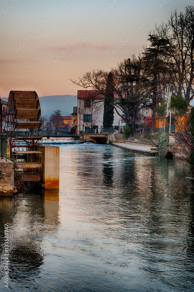 Fototapeta premium Moulin à papier sur la Sorgue à L'Isle-sur-Sorgue