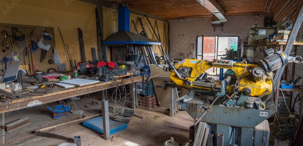 Vista general de taller con herramientas y maquinaria para trabajar  artesanalmente la forja del hierro con fragua/ Stock Photo | Adobe Stock