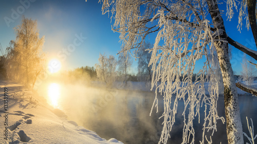 зимний утренний пейзаж с туманом на берегу реки и лесом, Россия, Урал