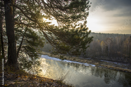 Photos frosty autumn morning on the river