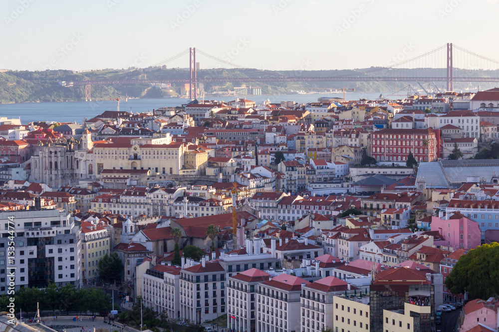 Blick über Lissabon, die Haupstadt Portugals bei Sonnenuntergang.