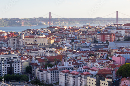 Blick über Lissabon, die Haupstadt Portugals bei Sonnenuntergang. © FSEID