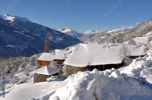 toiture des maisons sous la neige dans un village en montagne