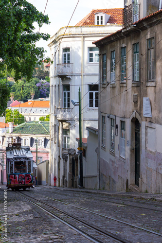 Lissabon und seine berühmten alten Standseilbahnen.