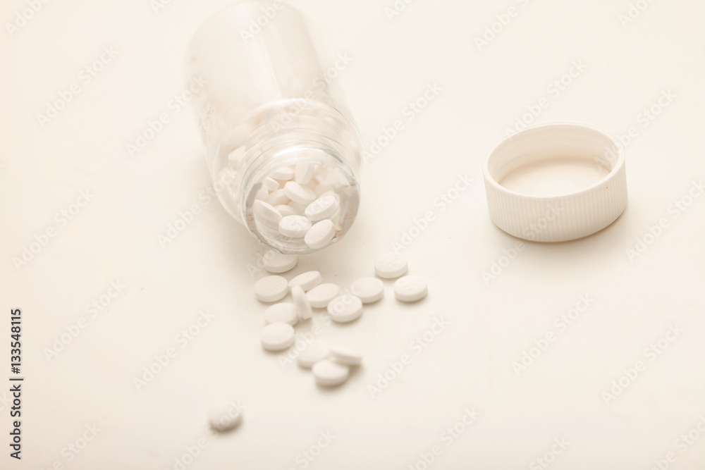 Tabletten auf den Tisch