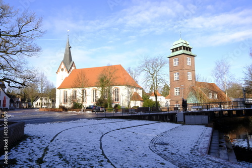 Umgebung vom Marktplatz in Osterholz-Scharmbeck mit alter Kirche und altem Feuerwehrschlauchturm zur Winterzeit