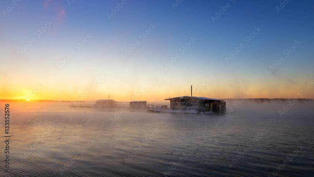 утренний пейзаж на озере с рыбацкими домиками в тумане, Россия, Урал