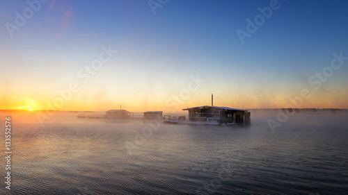 утренний пейзаж на озере с рыбацкими домиками в тумане, Россия, Урал © 7ynp100