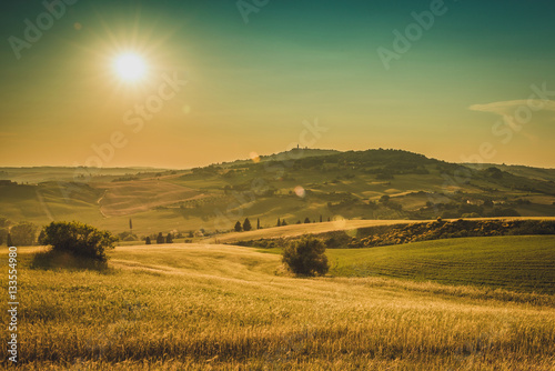 letni krajobraz Toskanii we Włoszech.