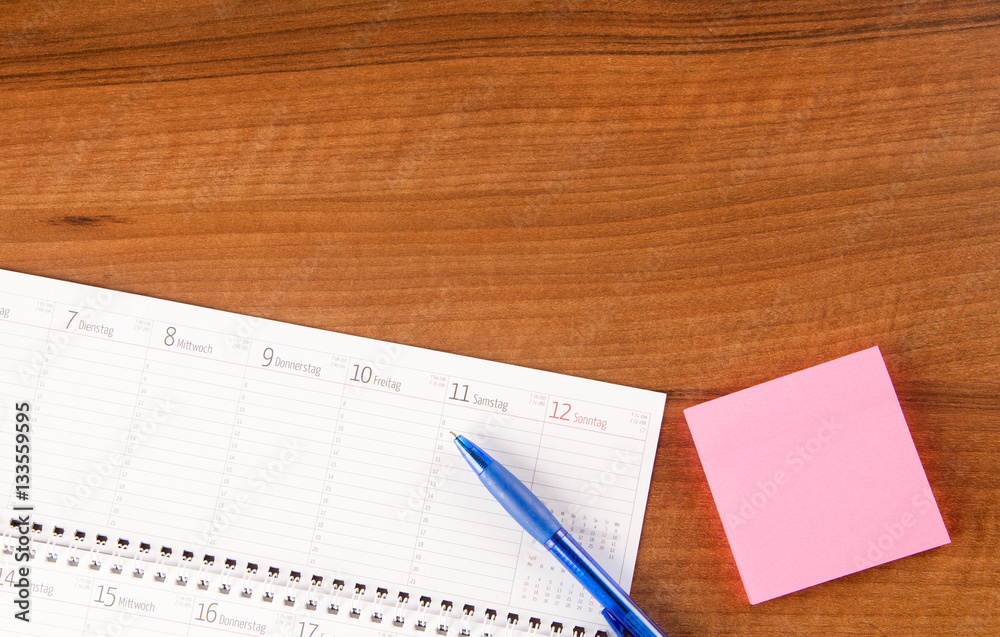 Arbeitsplatz im Büro, Schreibtisch mit Kalender, Stift, Papier Arbeitsplatz im Büro, Schreibtisch mit Kalender, Stift, Papier