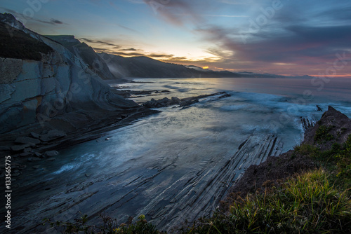 Flysch en la costa de Zumaia al anochecer