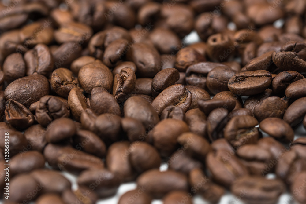Kaffeebohnen - Hintergrund mit niedriger Tiefenschärfe Kaffeebohnen - Hintergrund mit niedriger Tiefenschärfe