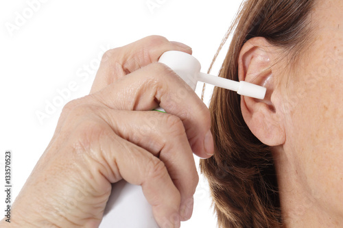 femme senior se nettoyant l'oreille