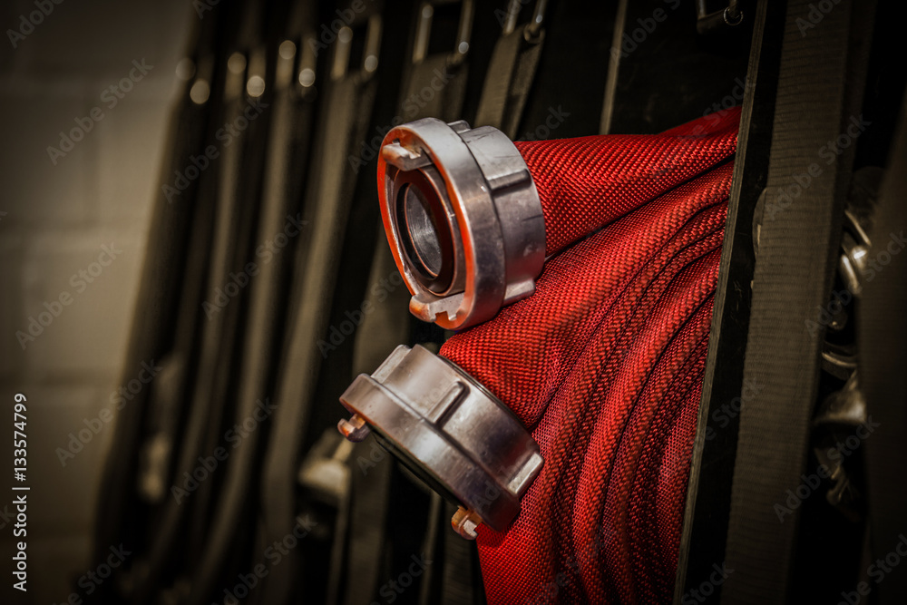 Obraz premium HDR - Sprzęt przeciwpożarowy Wąż pożarowy zwinięty z połączeniami