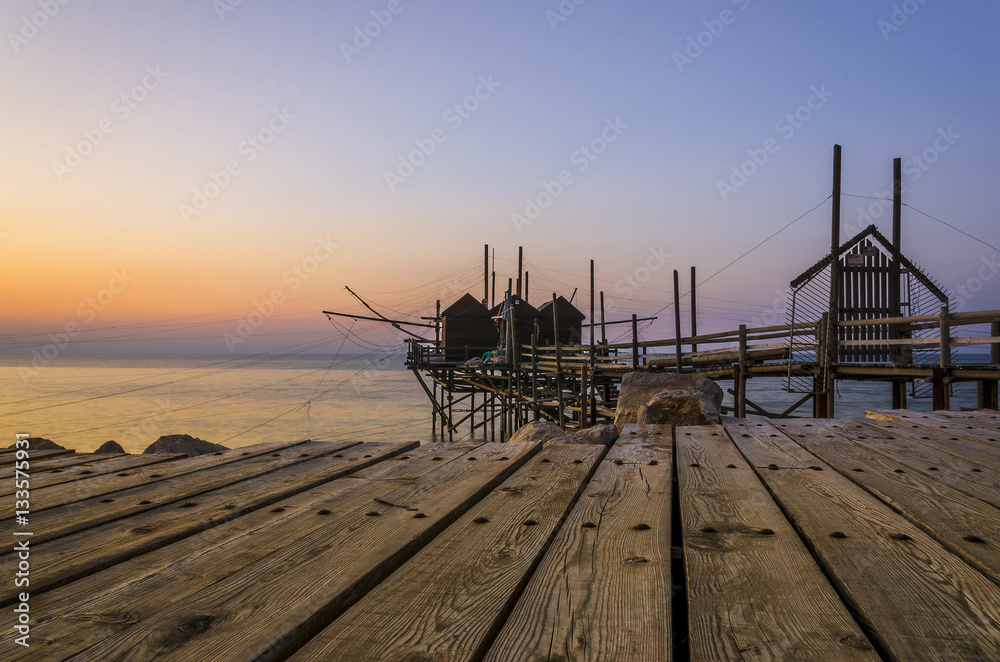 Veduta di un trabucco dal pontile di legno