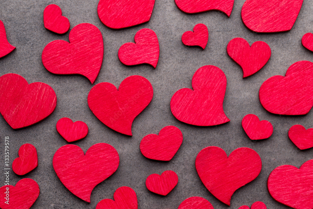 Obraz premium Red hearts on the wooden background.