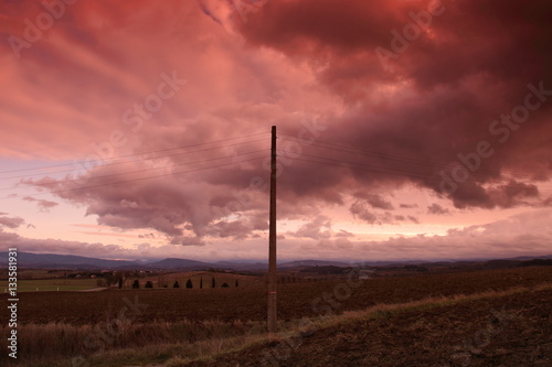 Poteau électrique devant un ciel apocalyptique dans le Razès, Aude, France