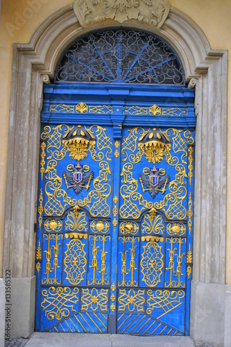Niebieskie drzwi do rezydencji