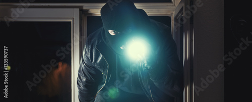 Bild auf Leinwand Einbrecher mit Brecheisen und Taschenlampe