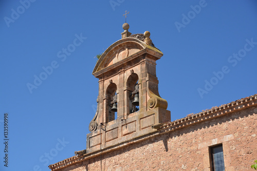 campanario de piedra de una iglesia antigua