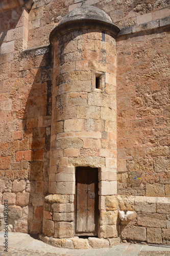 pequeña puerta de madera en una muralla de piedra photo