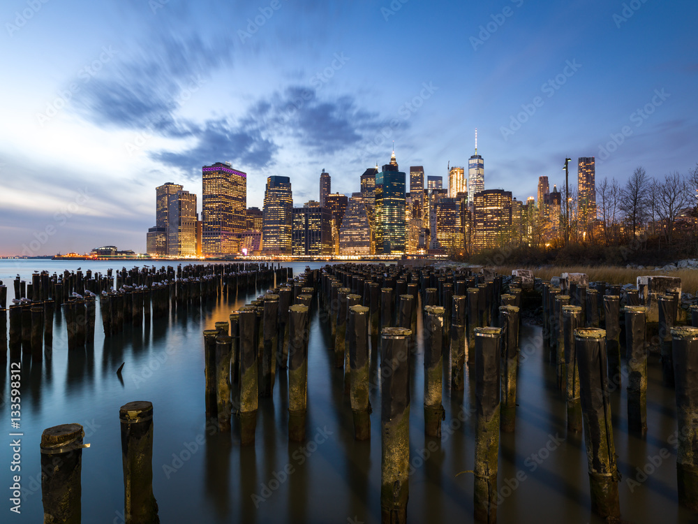 Obraz premium New York City Manhattan buildings skyline at night from Brooklyn