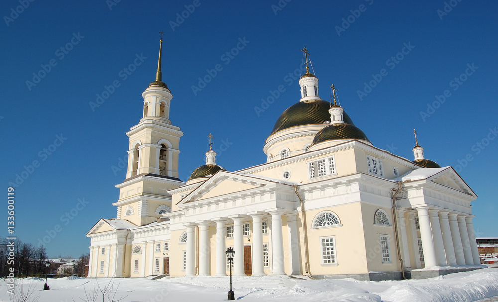 Спасо- Преображенский собор в городе Невьянске, колокольня  и наклонная башня. Зимний городской пейзаж