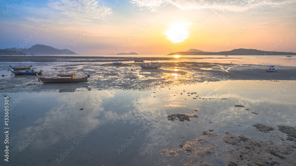 Obraz premium aerial view fishing boats during sunrise time 