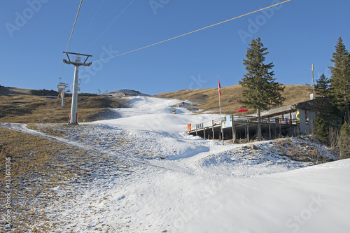 Skisport bei Schneemangel mit Kunstschnee auf Stoos, Schwyz, Schweiz photo