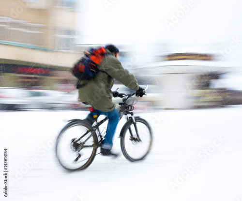 Cyclist on the city roadway © vbaleha