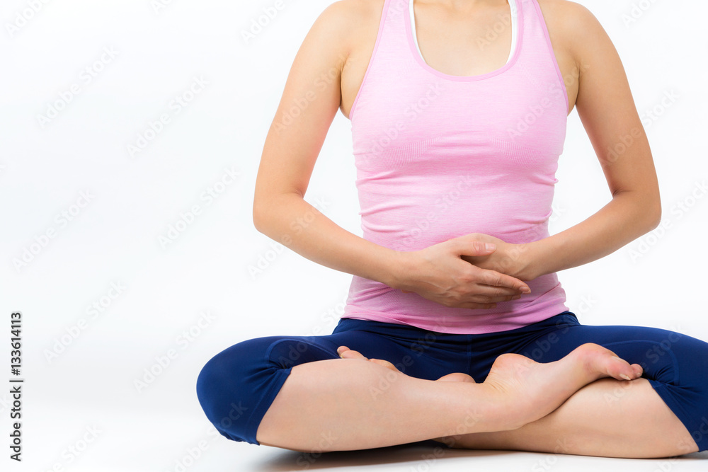 お腹をおさえる女性 お腹をおさえる女性