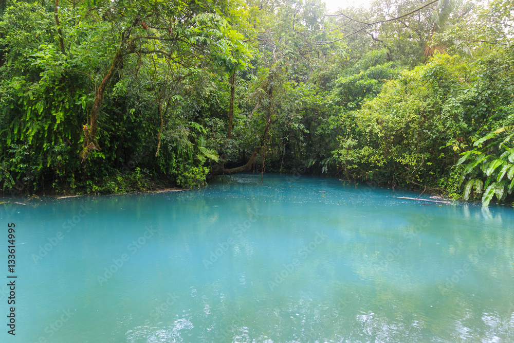 Obraz premium Rio celeste river at foggy day