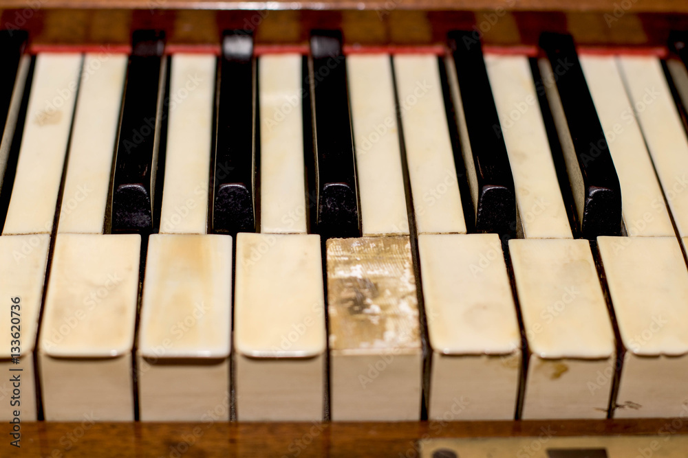 antikvariatas the old brown Grand piano with broken keys