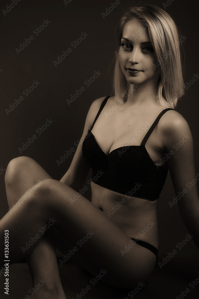 Belle femme assise en sous-vêtements Stock Photo | Adobe Stock