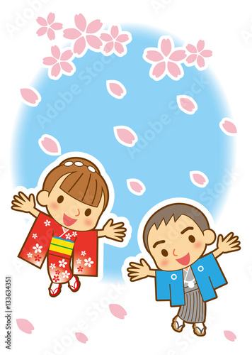 晴着のカップルと桜吹雪
