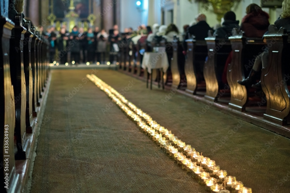 Obraz premium Line of flaming candles in the baroque church