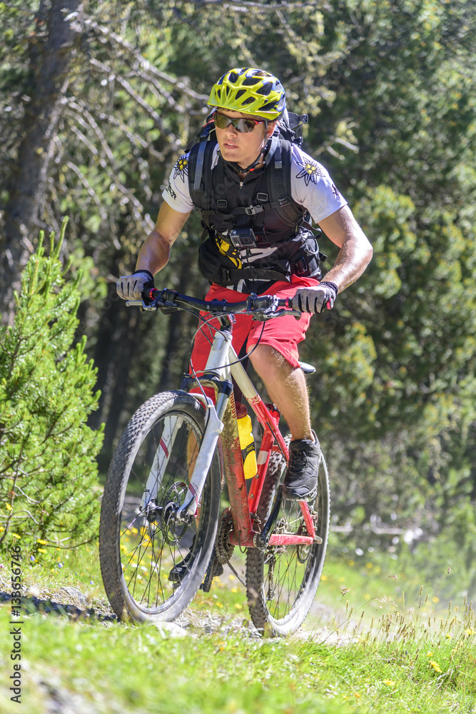 Obraz premium aktiv im Gelände unterwegs mit dem Bike