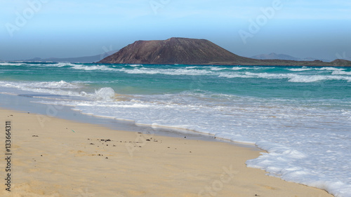 Dunas de Corralejo con vistas a la Isla de Lobos y Lanzarote al fondo,Fuerteventura, Islas Canarias