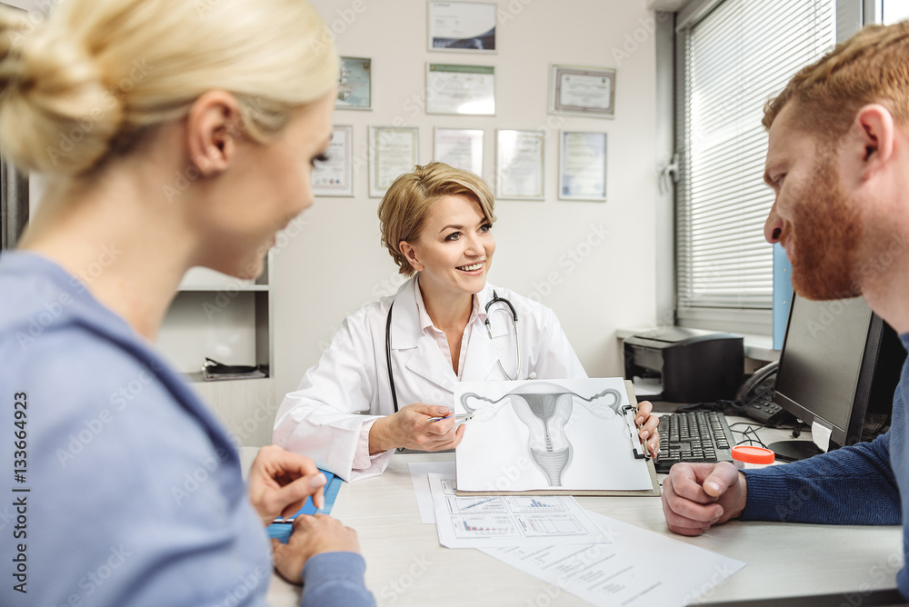 Obraz premium Benevolent female doctor looking at clients