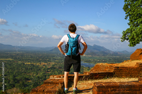 Ausblick von Sigiriya, junger Mann mit Rucksack, Rückansicht © Patrick Daxenbichler