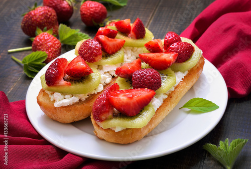 Bruschetta with strawberries and kiwi