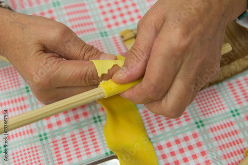 Mani che fanno la pasta fatta in casa, tipica Emilia Romagna, Italia