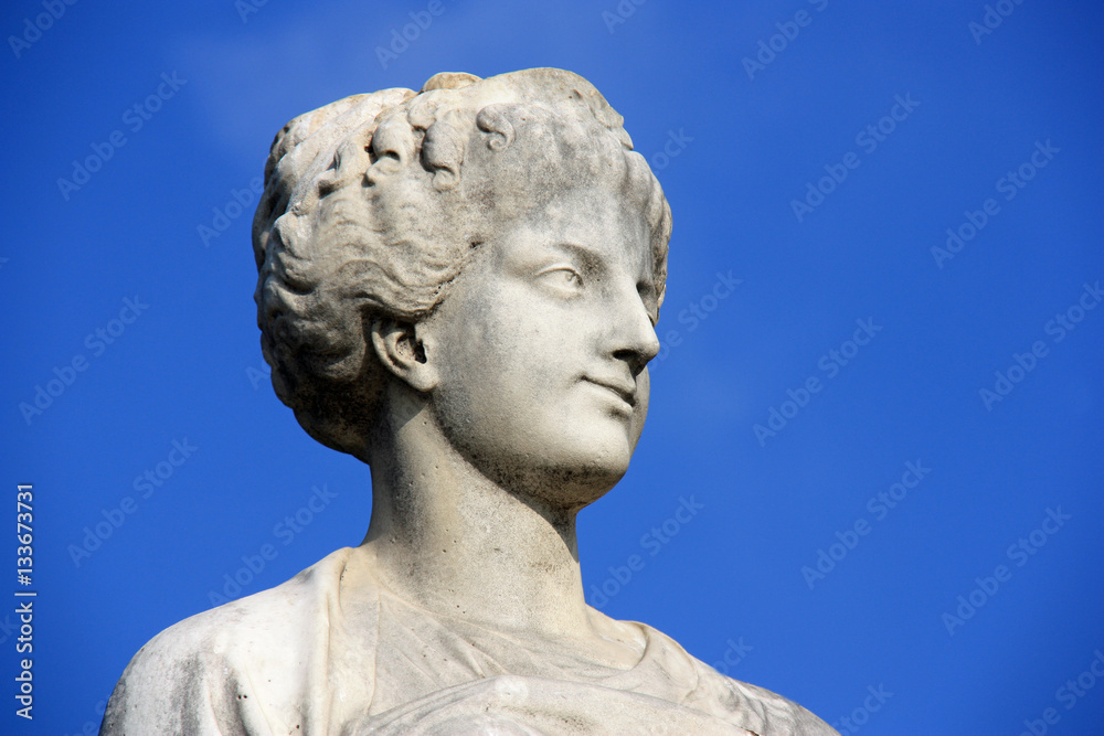 Statue de femme au jardin des Tuileries à Paris, France Statue de femme au jardin des Tuileries à Paris, France