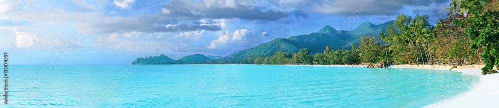 Fototapeta premium Piękna tropikalna Tajlandia wyspa panoramiczna z plażą, białym morzem i kokosowymi palmami dla wakacje wakacje tła pojęcia