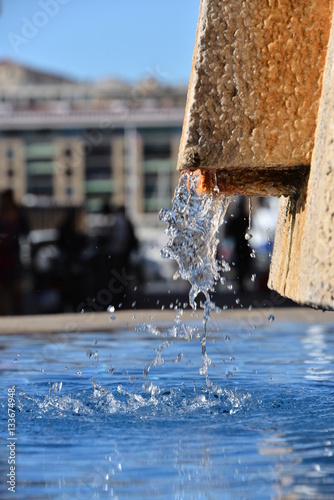 la fontaine de la place Thiar Marseille photo