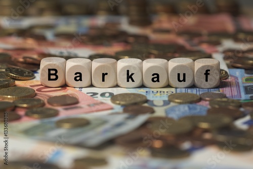 barkauf - Holzwürfel mit Buchstaben im Hintergrund mit Geld, Geldscheine