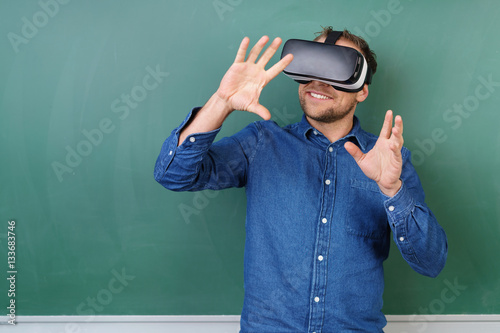 mann trägt virtual reality brille und streckt die arme nach vorne