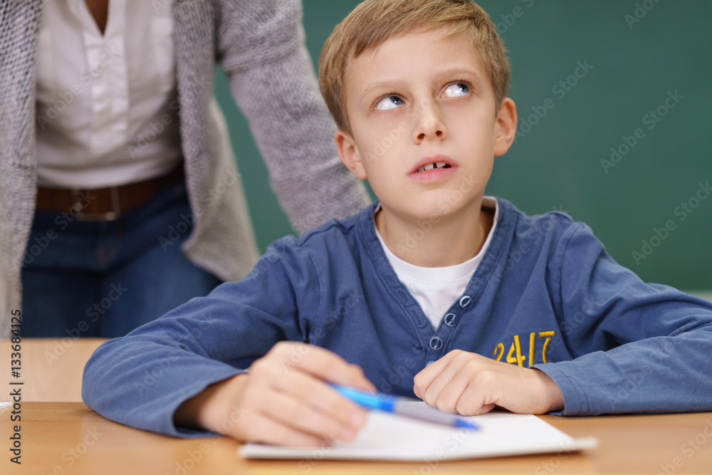 junge in der schule sucht die lösung junge in der schule sucht die lösung