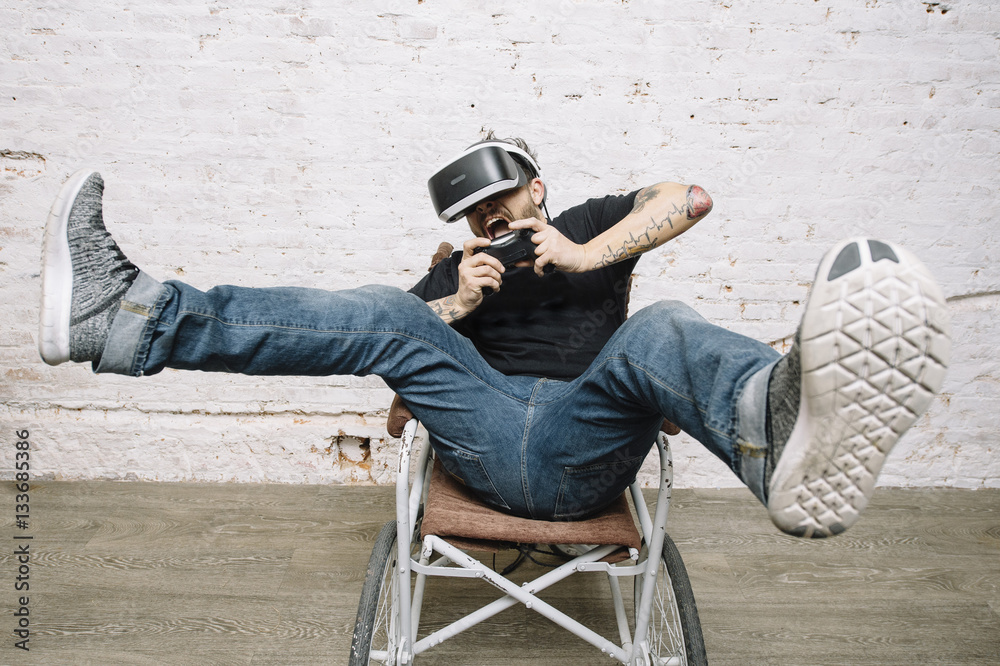 Obraz premium Young man using an VR glasses while playing videogames